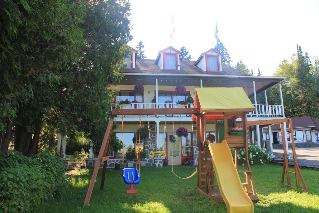 Motel Des Pays D'En Haut Val-David Exteriör bild