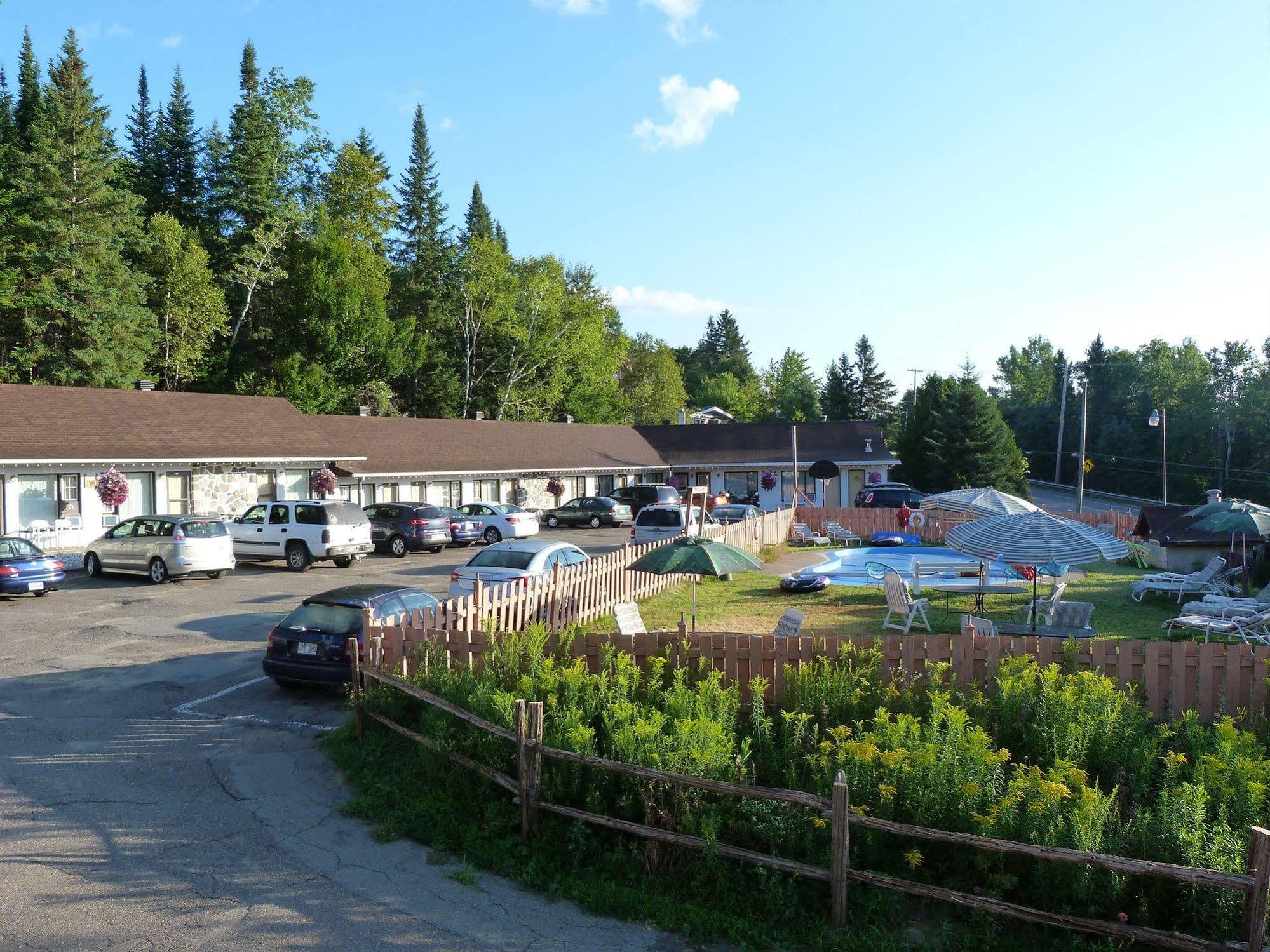 Motel Des Pays D'En Haut Val-David Exteriör bild