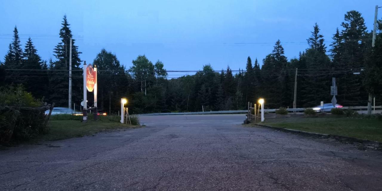 Motel Des Pays D'En Haut Val-David Exteriör bild