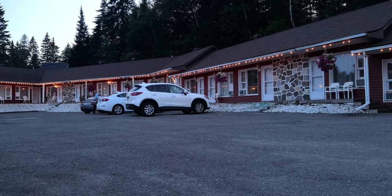 Motel Des Pays D'En Haut Val-David Exteriör bild