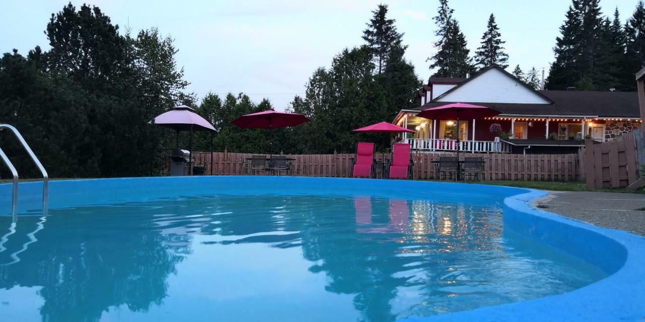 Motel Des Pays D'En Haut Val-David Exteriör bild